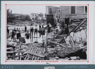Leporello Hochwasseransichten, Blatt 20: Das vom Hochwasser am 30./31. 7. 1897 überschwemmte Weißeritzgebiet in Deuben (Freital) mit zahlreichen Personen und Kindern