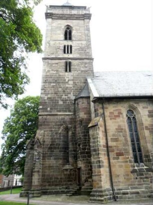 Stadtkirche - Kirchturm von Süden mit gotischen Bi- und Triforien sowie Maßwerkfenster