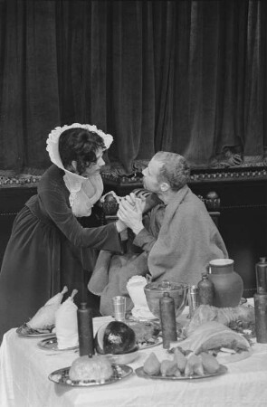 Szenenbilder aus "Der Nachbar des Herrn Pansa", Schauspiel von Günter Rücker in der Inszenierung von Friedo Solter (Bühnenbild: Wolfgang Mattheuer). Deutsches Theater Berlin, 11.10.1969 (Uraufführung Oktober 1969)