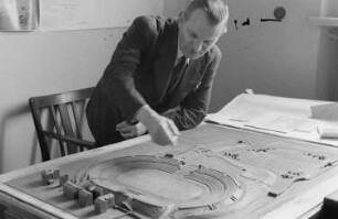 Neubau des Stadions Mitte (später: Walter-Ulbricht-Stadion) : Mann an einem Stadion-Modell