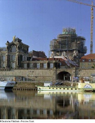 Hochschule für Bildende Künste : Blick über die Elbe gegen Brühlsche Terrasse mit Hochschule für Bildende Künste, dahinter die eingerüstete Frauenkirche, im Vordergrund auf der Elbe das Dampfschiff "Stadt Wehlen"
