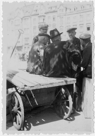 Männer im Gespräch auf dem Marktplatz in Zwickau