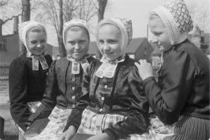 Mädchen in Schleifer Tracht aus Trebendorf. : Holcy w Slepjanskej drasće z Trjebina.