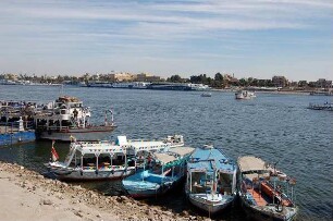 Luxor - Nilufer mit Schiffen : Blick vom Westufer über den Nil nach Luxor, aufgenommen 2006