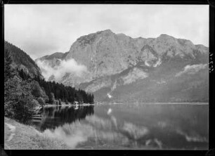 Österreich, Steiermark. Blick über den Altausseer See zur Trisselwand