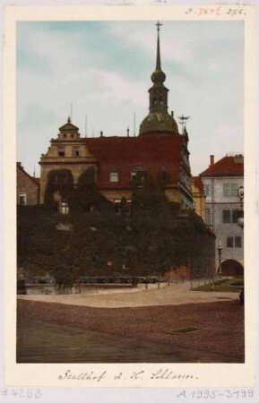 Der Stallhof des Residenzschlosses in Dresden, Blick vom Johanneum auf das Kanzleihaus, im Hintergrund Schlossturm und Georgentor
