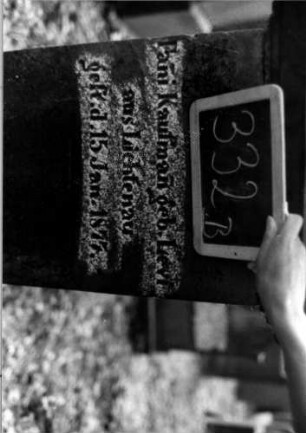 Grabstein 332 (Index: 100111954) Material: Sandstein Zustand: verwittert, beschädigt mit Textverlust Maße HxBxT: 138x62x35 cm Beschreibung: Stele, profilierter Sockel, Abdeckplatte mit Voluten Symbolik: Voluten: Grabstein 332B