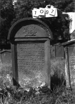 Grabstein 1097 (Index: 100098773) Maße HxBxT: 132x61x18 cm Symbolik: Trauerkranz: Grabstein 1097