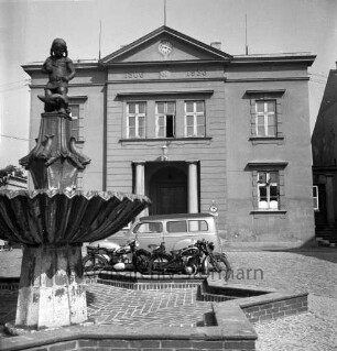 Markt: links der Gänselieselbrunnen, dahinter das Rathaus