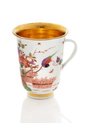 Hohe Tassen mit Blumendekor