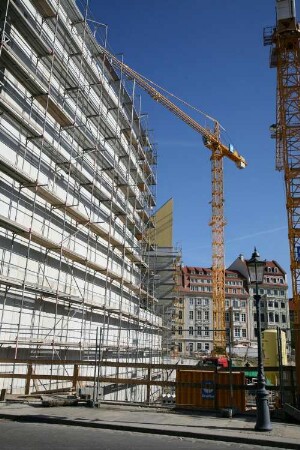 Dresden-Altstadt. Rampische Straße. Straßbild mit Baukran. Blick von der Landhausstraße