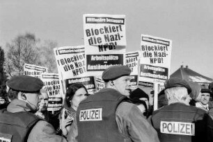 NPD-Bundesversammlung vor der Nibelungenhalle, dem Versammlungsort : Die Nationaldemokratischen Partei Deutschlands (NPD) und deren Jugendorganisation Junge Nationaldemokraten (JN) veranstalten unter massivem Polizeischutz ihren Bundeswahlkongress inder Nibelungenhalle. Passau, 07.02 1998. hier: Gegendemonstranten vor der Halle