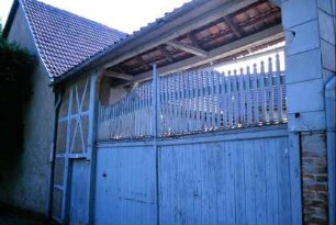 überdachtes Hoftor, Oberteil zaunartig