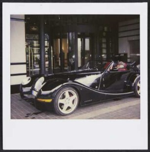 Wolfram Siebeck im Morgan vor dem Eingang des Hotels Victoria-Jungfrau in Interlaken