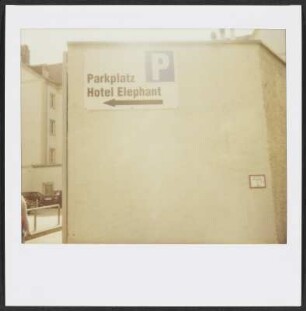 Parkplatzschild für das Hotel Elephant in Weimar
