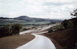 Feldweg auf Gemarkung Erlenbach mit Zementschotterdecke