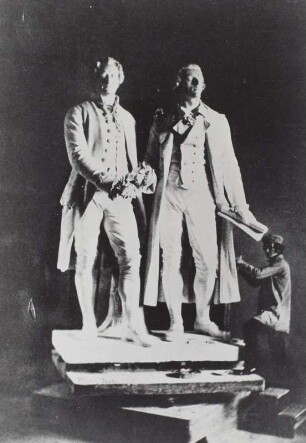 Rietschel neben dem Goethe-Schiller-Denkmal. Reproduktion einer Fotografie von Hermann Krone, vor 1861