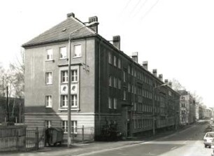 Freiberg (Sachsen), Dammstraße 44. Wohnhaus (um 1952). Giebel- und Straßenansicht