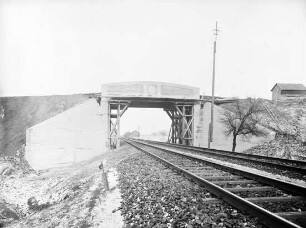 Bau einer Eisenbahnbrücke