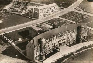 Leipzig, Deutsche Bücherei : Leipzig. Deutsche Bücherei, Frauenklinik. Luftaufnahme