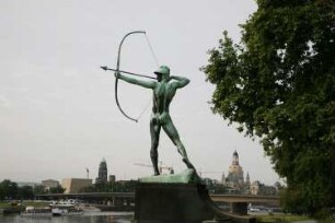 Bogenschütze : Bogenschütze. Bronze (1895; E. M. Geyger, Guß 1902). Dresden-Neustadt. Neustädter Elbufer