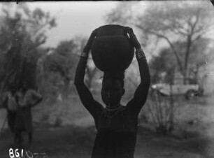 Wasserträgerin : Nordrhodesien (heute: Samibia). Wasenga-Wasserträgerin, 1931
