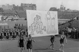 Sportlerparade im Walter-Ulbricht-Stadion : Sportler-Delegation im Paradezug beim Ausmarsch aus dem Stadion
