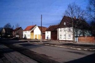 Dorfstraße mit Gehöften
