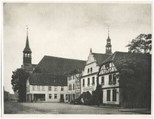 St. Mauritiuskirche und Häuser, Pyritz: Ansicht mit Hotel Deutscher Hof und Apotheke