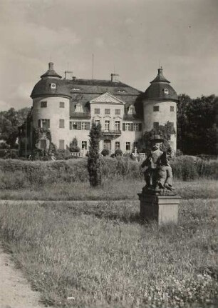 Radibor-Milkel, Schloss. Gartenseite mit Skulpturen