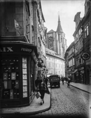 Gasse : Blick durch eine Gasse in Richtung eines Turmes