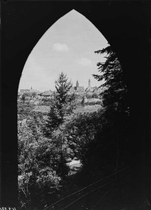 Rothenburg ob der Tauber, Stadtansicht : Rothenburg ob der Tauber. Teilansicht des Stadtkerns mit der gotischen Stadtkirche St. Jakob und dem Rathausturm. Blick über das Taubertal von Südsüdwesten
