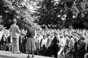 33. Tagung 1983 Chemiker; Maikäferrede hält Adolf Butenandt: Graf Lennart Bernadotte und Gräfin Sonja Bernadotte beim Empfang auf der Mainau vor Publikum