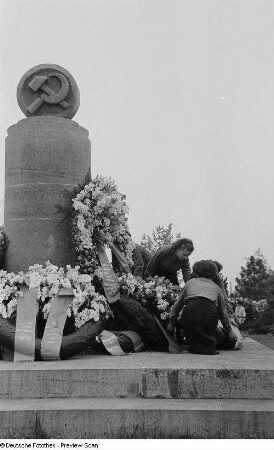 Kranzniederlegung zum Tag der Befreiung am Sowjetischen Ehrenmal auf dem Ostfriedhof
