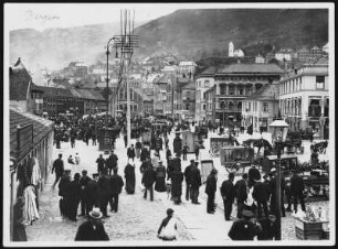 Bergen, Norwegen. Stadtteilansicht mit Flanierenden und Marktständen.