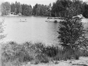 Waldsee Biehain : Waldsee Biehain. Blick über den See mit Paddlern zu Waldstück mit Bungalows