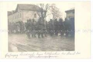 Erzherzog Friedrich schreitet eine Ehrenkompanie ab