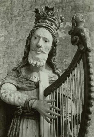 Schnitzfigur König David, Marienkirche Stralsund : Schnitzfigur König David, Harfe spielend. 1653/1659. Zentrale hölzerne Figur der Stellwagen-Orgel in der Marienkirche Stralsund