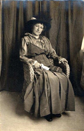 Privatalbum mit Karlsruher Motiven. Unbekannte Frau