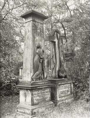 Grabmal für Marie Luise Jäppelt : Dresden-Altstadt. Eliasfriedhof. Zwei Grabmale der Familie Jäppelt (nach 1826; F. Pettrich und nach 1840)