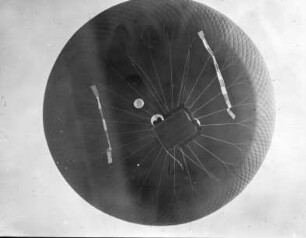 Eine Fahrt im Luftballon : Eine Fahrt im Luftballon. Der schwebende Ballon von unten gesehen