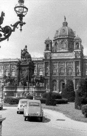 Wien: Maria-Theresien-Denkmal, im Hintergrund Naturhistorisches Museum