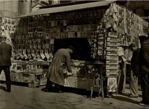 Barcelona. Spanien. Einer von vielen großen Zeitungsständen auf der Rambla del Centro, der Zentralstraße der Stadt. Ein Verkäufer sortiert die Auslagen