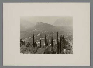 Italien. Südtirol. Trentino. Blick von der Burgruine Arco Richtung Gardasee. Im Bildhintergrund der Monte Brione. Links im Bild der Flusslauf der Sacra