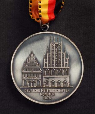Silbermedaille Deutsche Meisterschaften in Kurzschrift und Maschinenschreiben in Münster 1978 am schwarz-rot-goldenen Band : Sammlung Deutscher Stenografenbund. Silbermedaille Deutsche Meisterschaften in Kurzschrift und Maschinenschreiben in Münster 1978 am schwarz-rot-goldenen Band. Messing, versilbert; Durchmesser 50 mm, Gewicht 52,5 g (1978; Deschler & Sohn, München). Dresden: SLUB R c 0528