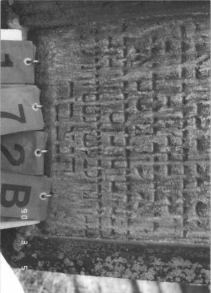 Grabstein 172 (Index: 99608857) Material: Sandstein Zustand: stärker verwittert Maße HxBxT: 116x62x23 cm Beschreibung: Stele, profilierter Sockel, überstehender Rundbogenabschluß Symbolik: Rundbogenfries Besonderheit: kulturhistorisch wertvoll / hist.-wiss. Gründe (Gemeindestellung): Grabstein 172B