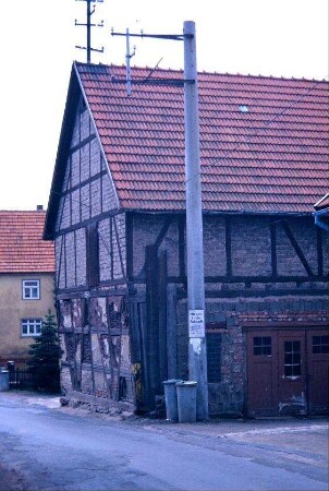 Scheune an der Straße; Fachwerk mit Backsteinen ausgefacht