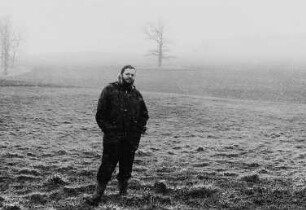 Der SchrifzstellerThomas Rosenlöcher im Freien, aufgenommen in Höckedorf-Beerwalde