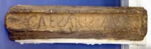 Bleibarren (pane di piombo) mit lateinischer Gussinschrift auf der Oberseite: CAESARIS.AV; auf der Rückseite: CVII (und M)
