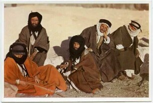 A group of Beduins. Grope de Bédouins. Beduinengruppe